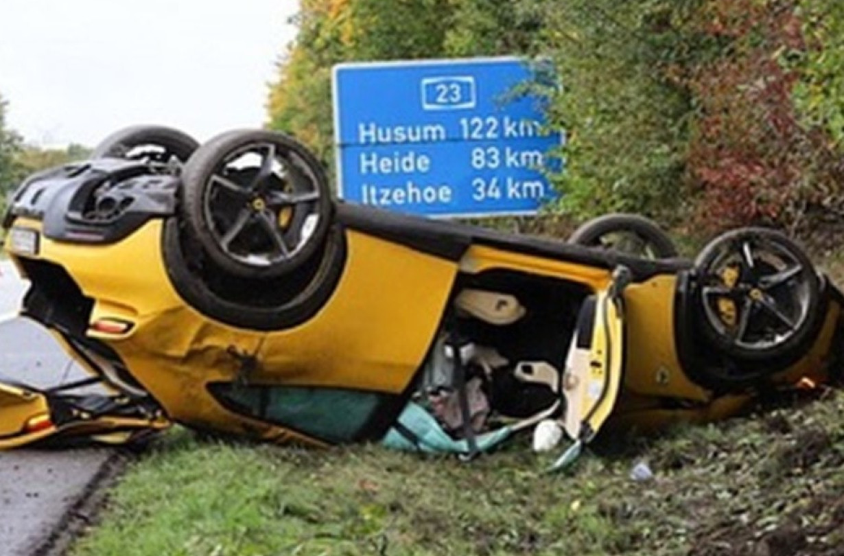 Όταν μια Ferrari κινείται με 310+ στη βροχή και καταλήγει τουμπαρισμένη, ποιες είναι οι πιθανότητες να οδηγεί μια 84χρονη; Ferrari Purosangue