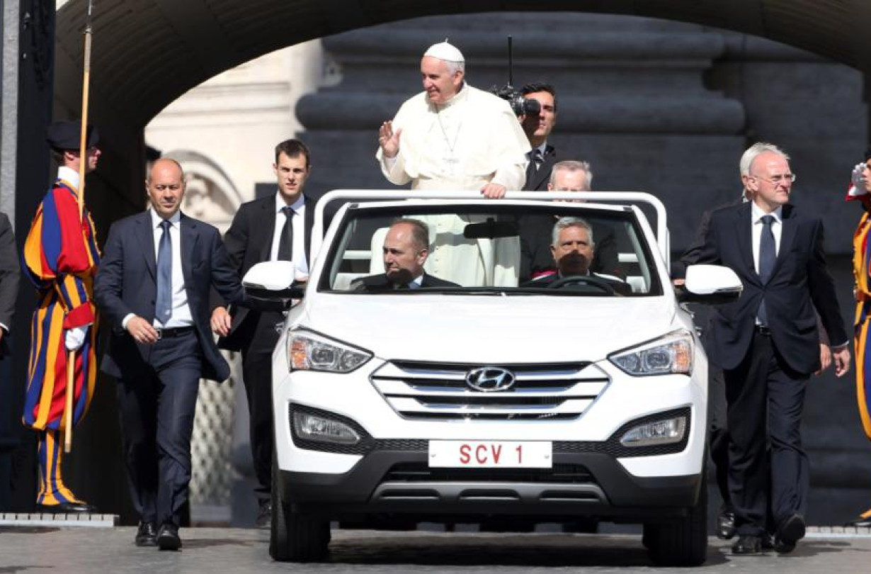 Popemobile 2015: Hyundai Santa Fe Convertible
