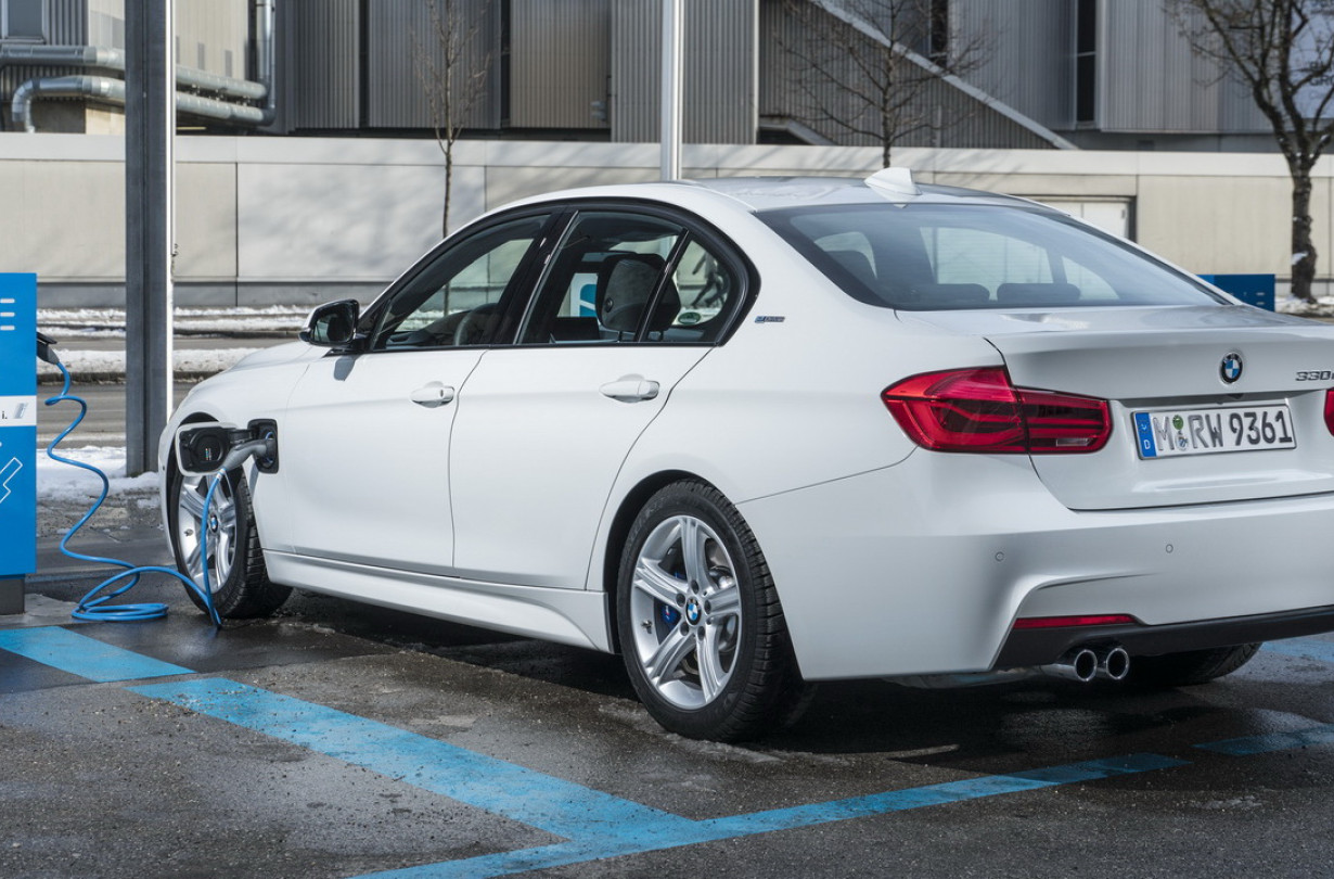BMW 330e