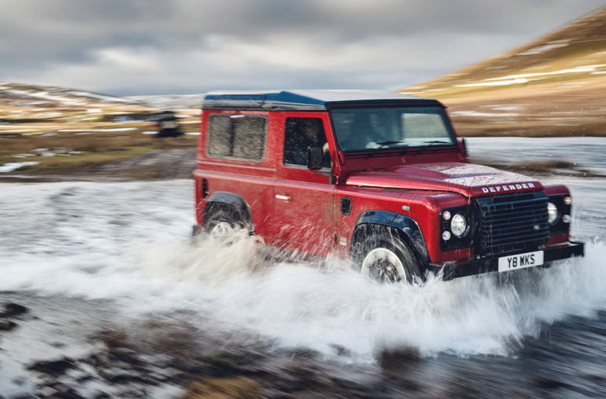 To Defender Works V8, που βλέπετε, είναι η αναβίωση του κλασικού Defender που λανσάρισε η εταιρεία για να γιορτάσει τα 70 χρόνια της. Η παραγωγή του περιορίζεται στα 150 αυτοκίνητα.