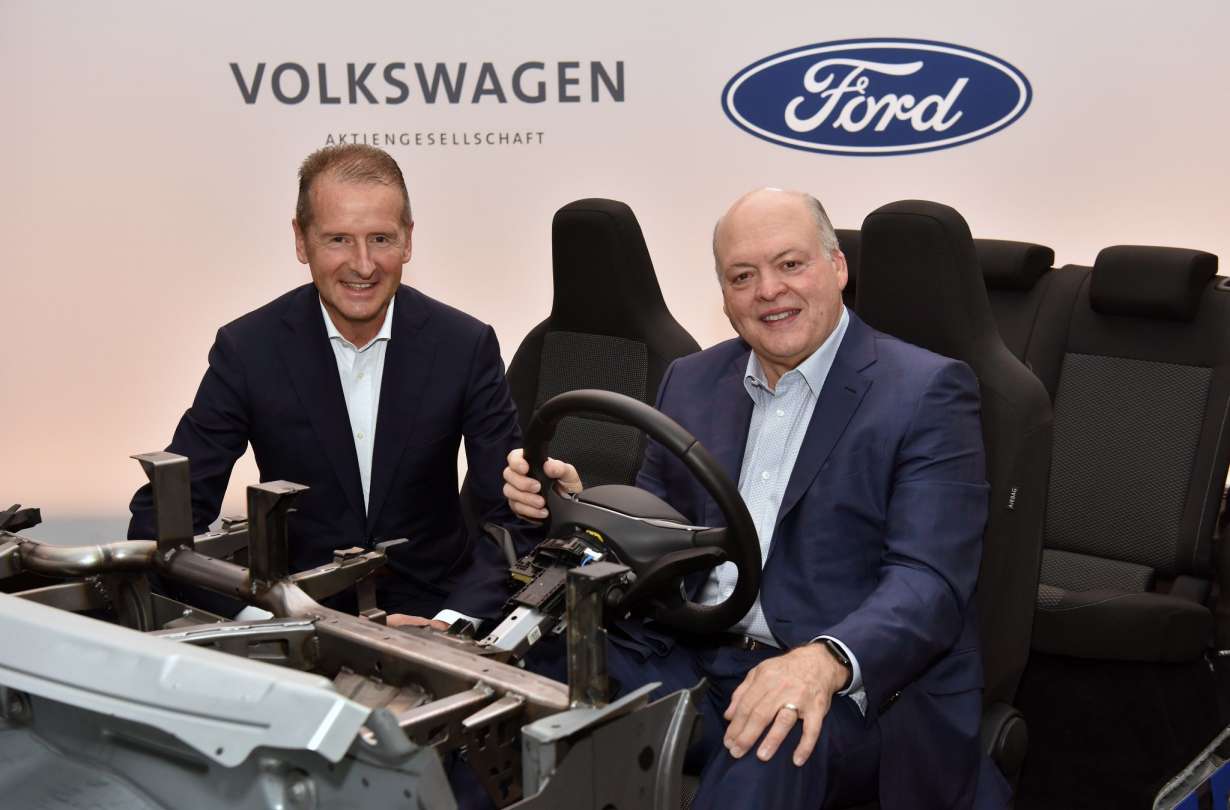 Herbert Diess, επικεφαλής του Volkswagen Group και Jim Hackett, διευθύνων σύμβουλος της Ford, πάνω σε μια πλατφόρμα MEB.