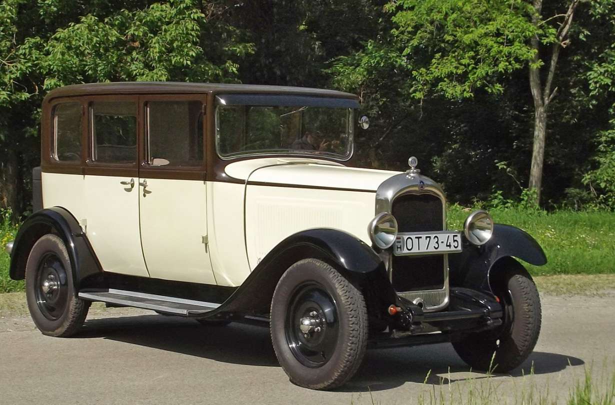 Επίτηδες φουσκωμένο και ψηλωμένο για να δίνει την ψευδαίσθηση του μεγάλου μοτέρ, το καπό τόνιζε τη «βελούδινη» εικόνα της C4.