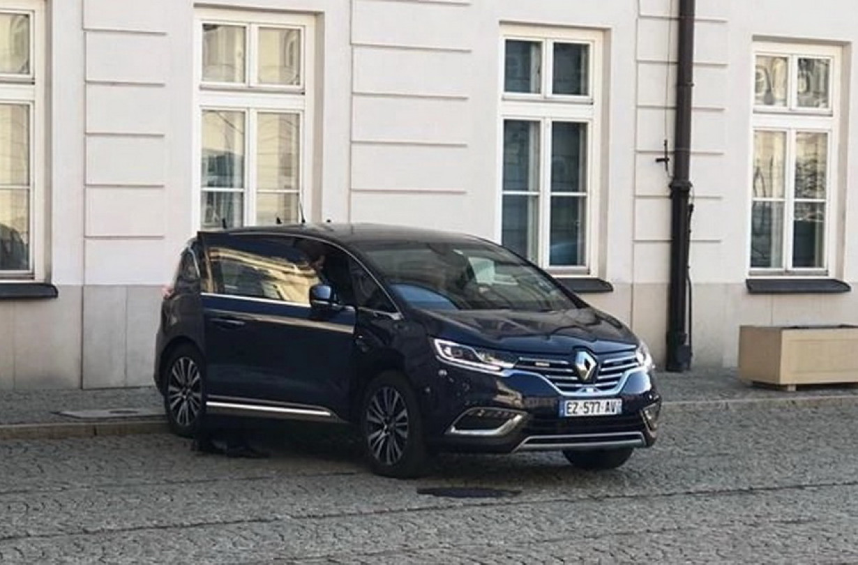 Emmanuel Macron, Renault Espace