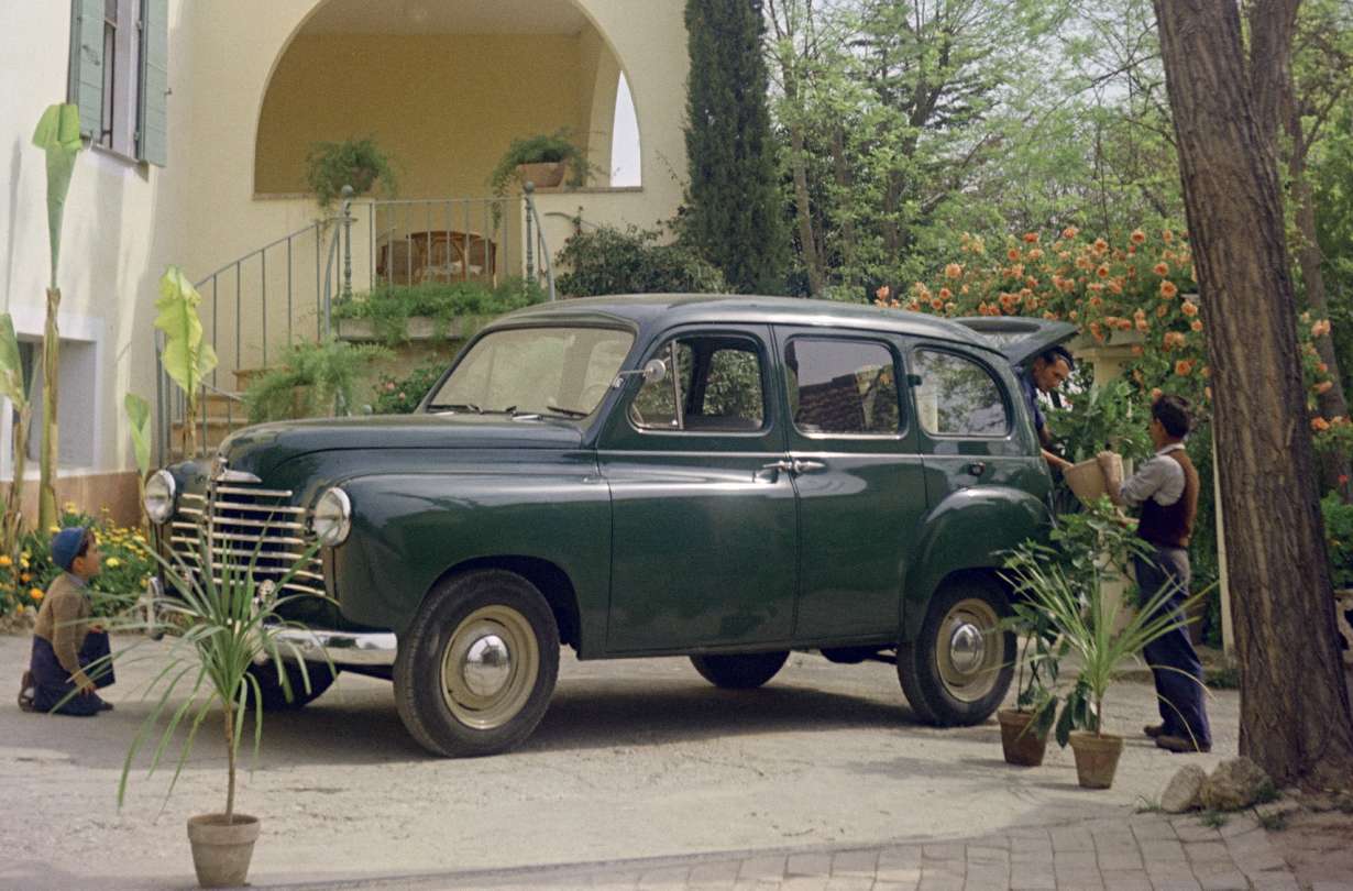 Φουσκωμένη ουρά, διαιρούμενη πίσω πόρτα (πάνω κάτω) και εντυπωσιακό μπόι. Το Colorale ήταν σφόδρα επηρεασμένο από τα μεγάλα αμερικανικά στέισον της εποχής. Renault Colorale 1951-1956