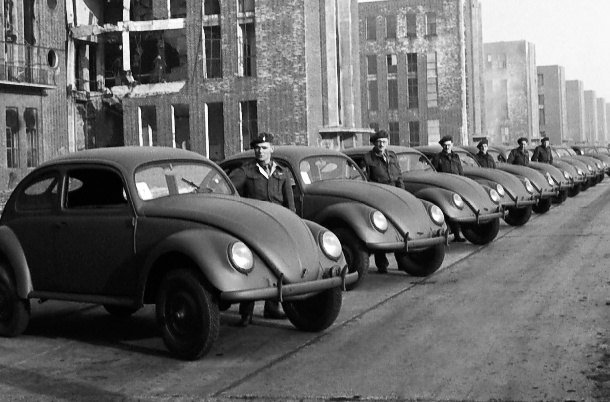 Ο Βρετανικός Στρατός αναλαμβάνοντας ως στρατός κατοχής τον βορειοδυτικό τομέα της Γερμανίας, ως εκ τούτου ήταν υπεύθυνος και για το εργοστάσιο της VW στο Wolfsburg.  VW Beetle