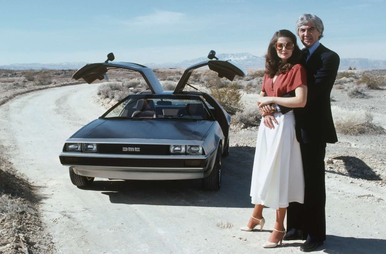 O John DeLorean με την τρίτη σύζυγό του, Cristina Ferrare (1973-1985), ποζάρουν εμπρός από το DMC-12. DeLorean DMC-12 1981-1983
