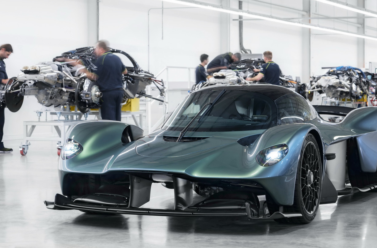 H πρώτη πελατειακή Aston Martin Valkyrie ολοκληρώθηκε στη γραμμή παραγωγής στο Gaydon. Aston Martin Valkyrie