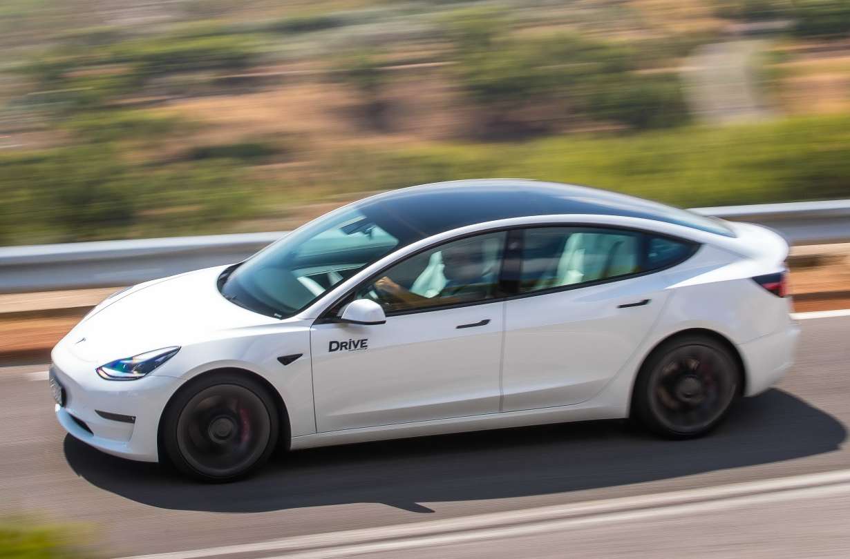 Tesla Model 3: Πρώτο σε πωλήσεις στα 100% ηλεκτρικά μοντέλα και Νο 17 στη γενική κατάταξη, με +64% από το '20 στο '21 και 141.429 ταξινομήσεις. Ευρωπαϊκές πωλήσεις, τα TOP 20 μοντέλα του ’21, photo credit DRIVE Magazine/Thanassis Koutsogiannis