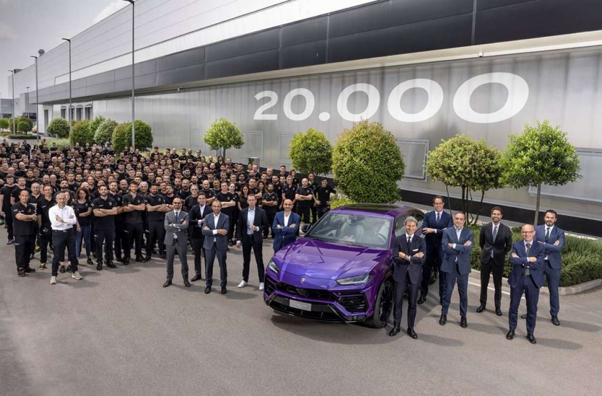 Η 20.000στή Lamborghini Urus, σε χρώμα Viola Mithras με μαύρες δαγκάνες φρένων και πανοραμική οροφή. 20.000th Lamborghini Urus