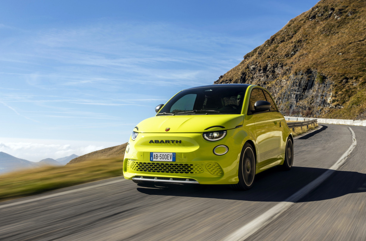 Το νέο Abarth 500e Turismo διαθέτει μια νέα γεννήτρια ήχου, ένα εξωτερικό ηχείο που μιμείται τον ήχο του κινητήρα των βενζινοκίνητων Abarth με την εξάτμιση Record Monza. Abarth 500e