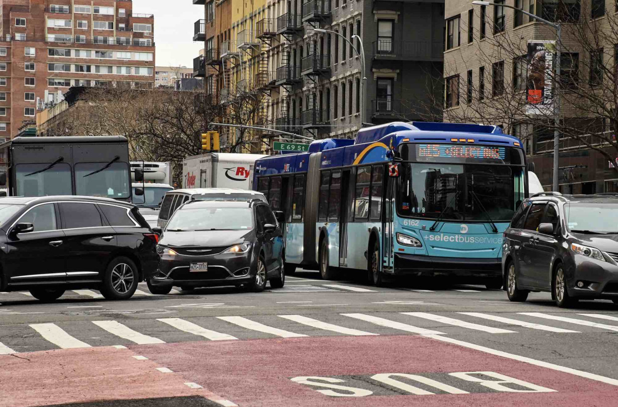 Σύντομα, οι κάμερες των νεοϋορκέζικων λεωφορείων θα εντοπίζουν και κόβουν κλήσεις και σε άλλα είδη τροχαίων παραβάσεων. Λεωφορεία-τροχονόμοι κόβουν πρόστιμα στη Νέα Υόρκη
