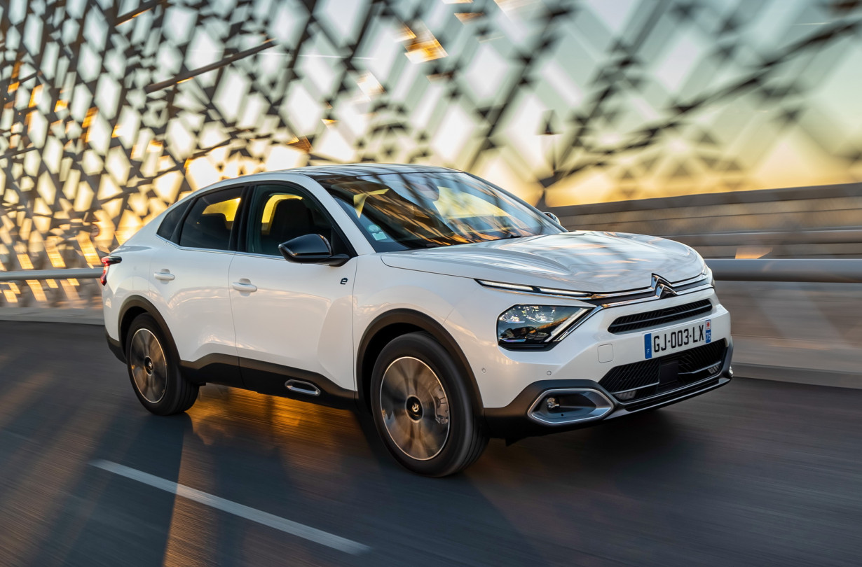 Αντί για 60% νικέλιο, 20% μαγγάνιο και 20% κοβάλτιο, η νέα μπαταρία ιόντων λιθίου υψηλής τάσης έχει υψηλότερη αναλογία νικελίου (80% νικέλιο, 10% μαγγάνιο και 10% κοβάλτιο), με αποτέλεσμα βελτιωμένη ενεργειακή πυκνότητα και μεγαλύτερη διάρκεια ζωής της μπαταρίας. Citroën ë-C4 και Citroën ë-C4 X, αναβάθμιση στα 420 km