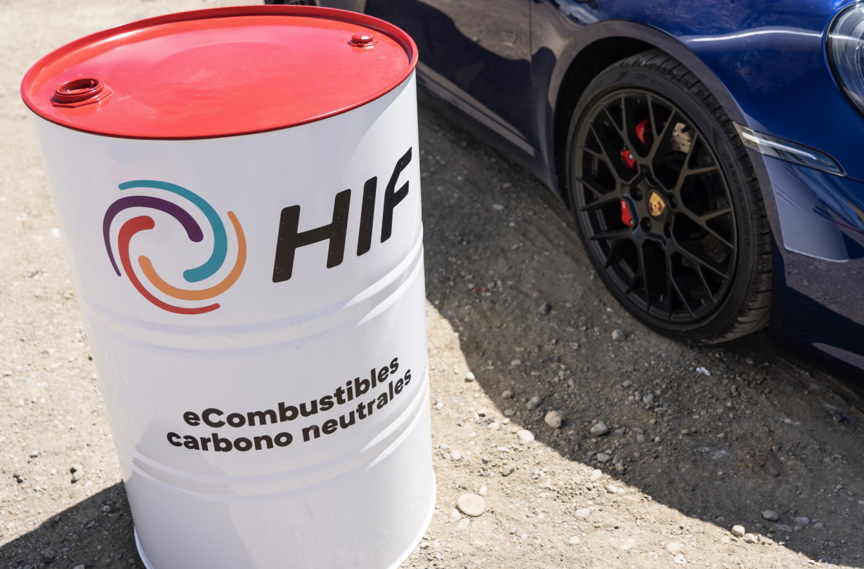 Η μονάδα εξέλιξης στη Χιλή παράγει e-fuel, προς το παρόν με τιμή 53,80 ευρώ ανά λίτρο. Αλλά αυτή είναι προσωρινή. e-fuel, HIF Global, Texas plant