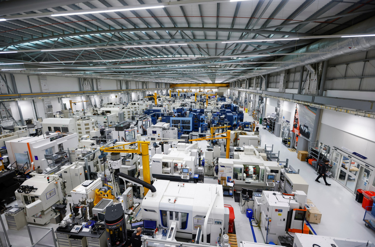 H Mercedes-Benz επιστρατεύει την ομάδα F1 κόντρα στην Tesla