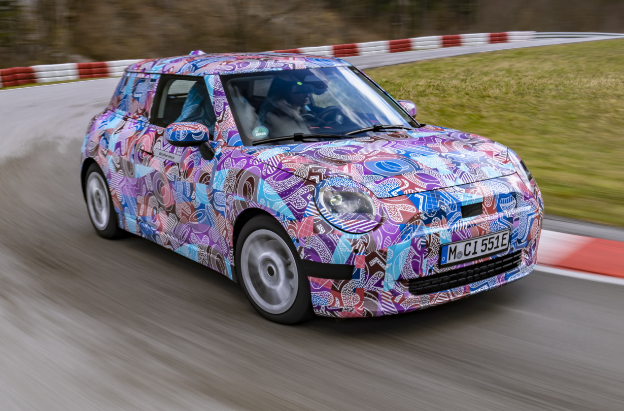 H MINI υπόσχεται ότι η συμπεριφορά του MINI Electric θα δίνει «αίσθηση καρτ», χάρη κυρίως στην μπαταρία που βρίσκεται τοποθετημένη στο πάτωμα. Νέο MINI Electric 2023, έως 218 άλογα και 400 km αυτονομία