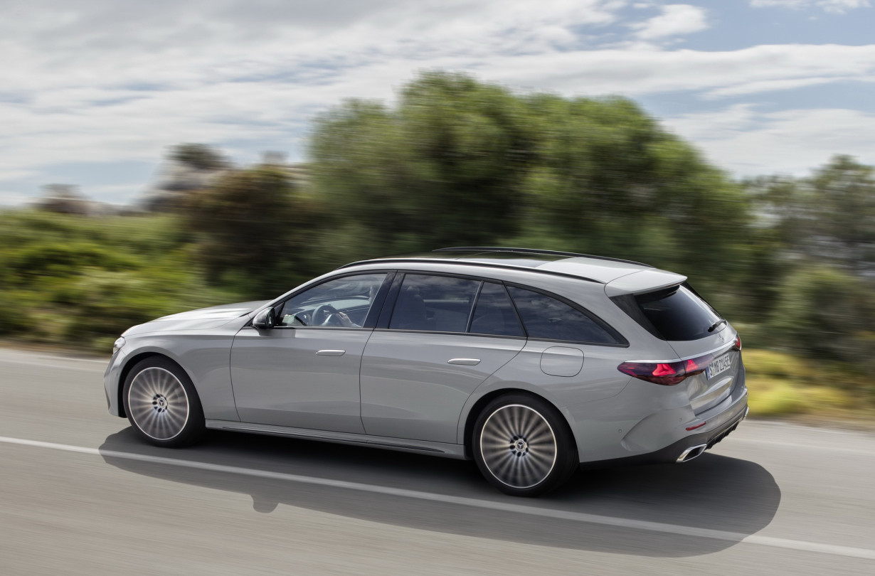 Ο όγκος του πορτμπαγκάζ της νέας νέα Mercedes-Benz E-Class Estate είναι στη βασική διάταξη 615 λίτρα και με τα πίσω καθίσματα αναδιπλωμένα φτάνει στο μέγιστο της χωρητικότητάς του, στα 1.830 λίτρα. Mercedes-Benz E-Class Estate