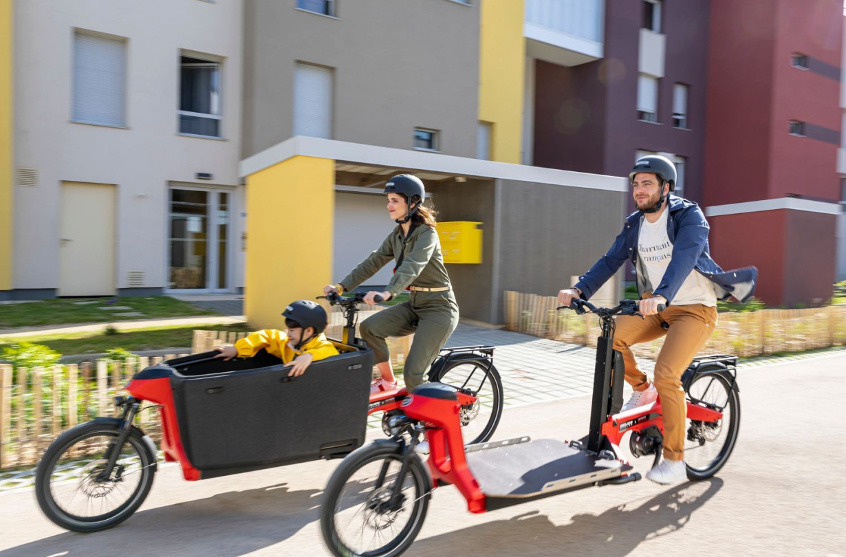 To DOUZE Cycles x La mobilité Toyota διαθέτει τιμόνι με συρματόσχοινα, 4πίστονα υδραυλικά δισκόφρενα Tektro M750, λάστιχα Schwalbe και σύστημα φωτισμού τύπου Bush & Müller IQ-XS Friendly LED. DOUZE Cycles x La mobilité Toyota