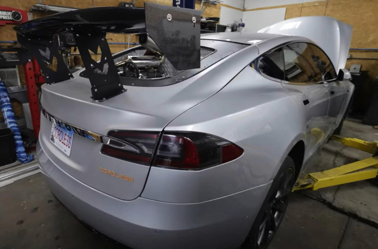 Το υβριδικόTesla Model S κατάφερε να διανύσει περισσότερα από 1.000 μίλια, ή περισσότερα από 1.600 km, χωρίς επαναφόρτιση. Ντιζελοηλεκτρικό Tesla Model S