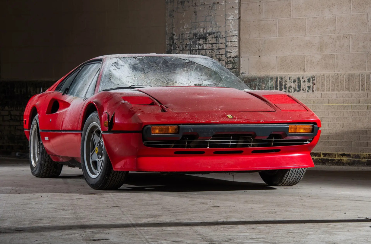 H 308GTB εγκαινίασε την γκάμα των Ferrari μπερλινέτα με κινητήρα V8 τοποθετημένο κέντρο-πίσω. Μια γκάμα που, αν και συνεχίζει σήμερα σε εξηλεκτρισμένη μορφή με την SF90 Stradale, έσβησε πρόσφατα στην παραδοσιακή 100% θερμική της διαμόρφωση με την F8 Tributo. Ferrari 308GTB vetroresina 1976, Photos Darin Schnabel © Courtesy of RM Sotheby’s