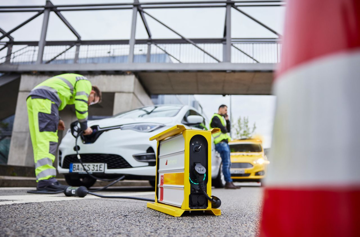 H αστοχία της μπαταρίας αντιπροσώπευσε το 43,2% των επεμβάσεων το 2022 (3,0% λιγότερες από το προηγούμενο έτος). Και είναι η πιο συχνή αιτία ακινητοποίησης, τόσο σε κινητήρες εσωτερικής καύσης, όσο και σε υβριδικά και ηλεκτρικά συστήματα κίνησης, λέει η ADAC. Mπαταρία, το πιο συχνό πρόβλημα ακινητοποίησης