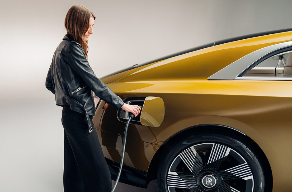 Με μπαταρία 102 kWh, η Rolls-Royce Spectre δίνει σύμφωνα με τις εργοστασιακές τιμές, 520 km μικτή αυτονομία κατά WLTP. Rolls-Royce Spectre