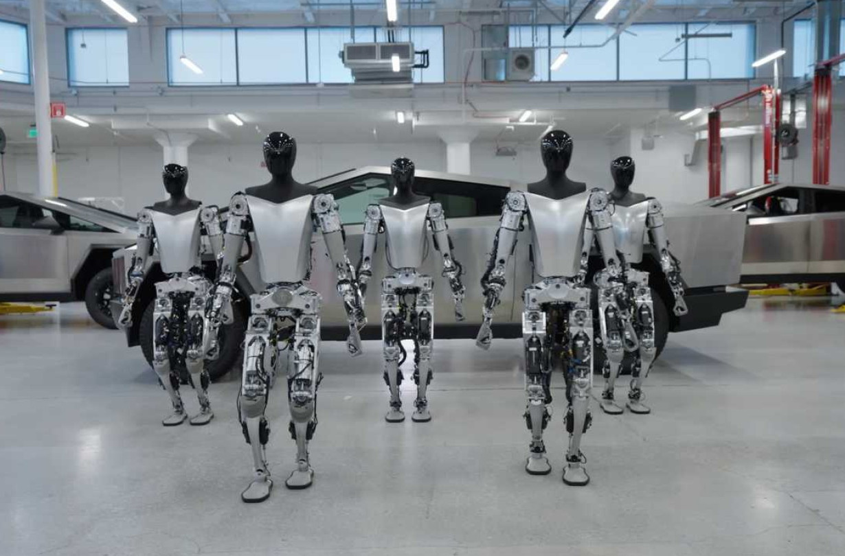 Πολλοί περίεργοι τολμούν και διαβαίνουν το κατώφλι των εκθέσεων Tesla για να περιεργαστούν το ρομπότ. Με την καλιφορνέζικη εταιρεία να πιστεύει ότι μπορεί να τους μετατρέψει σε πελάτες. Tesla Optimus