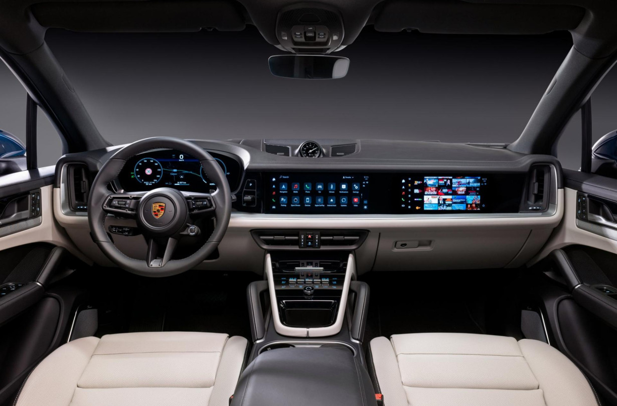 Η σχεδίαση του Porsche Driver Experience τοποθετεί σε απόλυτη προτεραιότητα τον οδηγό και στοχεύει να κάνει τη ζωή του πιο εύκολη, σύγχρονη και διαδραστική στη νέα Porsche Cayenne. Porsche Cayenne