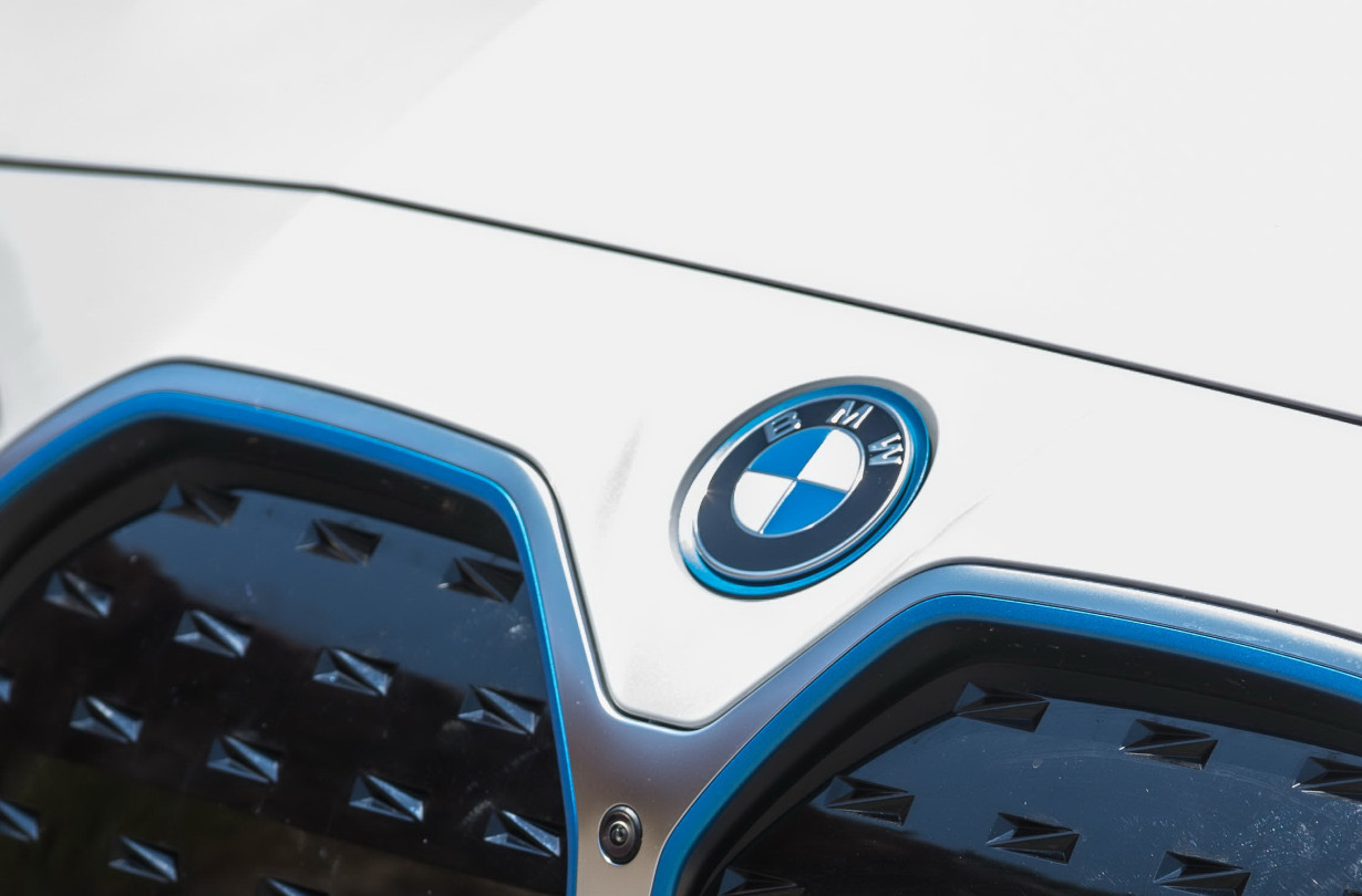 H ηλεκτρική μπερλίνα που θα προκύψει από την BMW Vision Neue Klasse θα λανσαριστεί το 2025 και θα κατασκευάζεται σε νέο εργοστάσιο στην Ουγγαρία. BMW Vision Neue Klasse