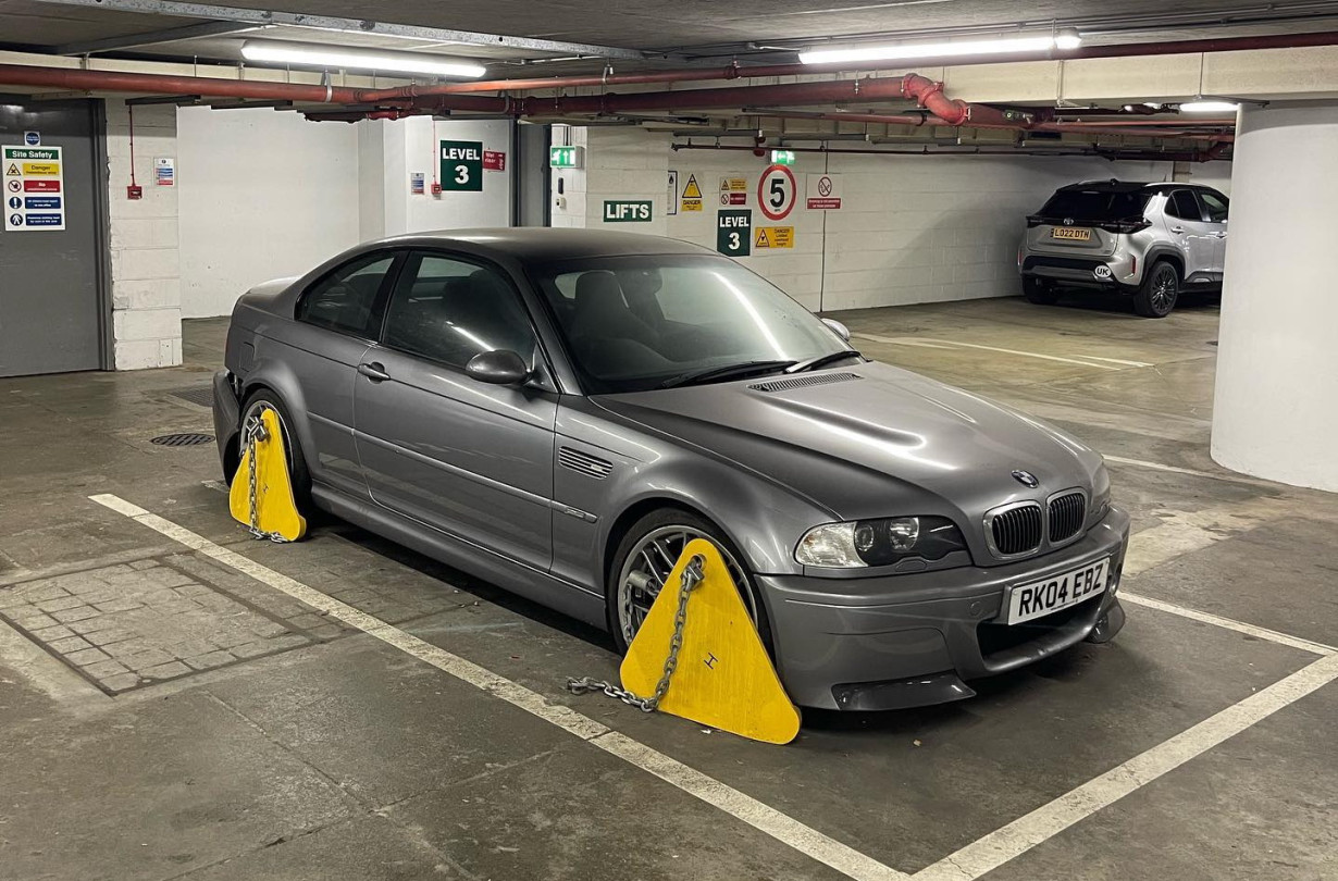 H παρατημένη BMW M3 CSL τέθηκε σε κυκλοφορία τον Αύγουστο του 2004 και ο ετήσιος φόρος CO2 δεν έχει καταβληθεί από το 2006. BMW M3 CSL του 2004 παρατημένη σε πάρκινγκ για 20 χρόνια!
