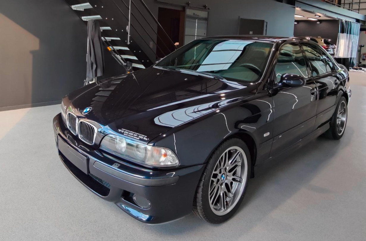 Ο κινητήρας της BMW M5 W10 κατασκευάστηκε ως μέρος των εργασιών εξέλιξης ενός μπλοκ W σε μια εποχή που κανένα μοντέλο του Volkswagen Group δεν θα μπορούσε να αντέξει τις επιδόσεις του. BMW M5 W10