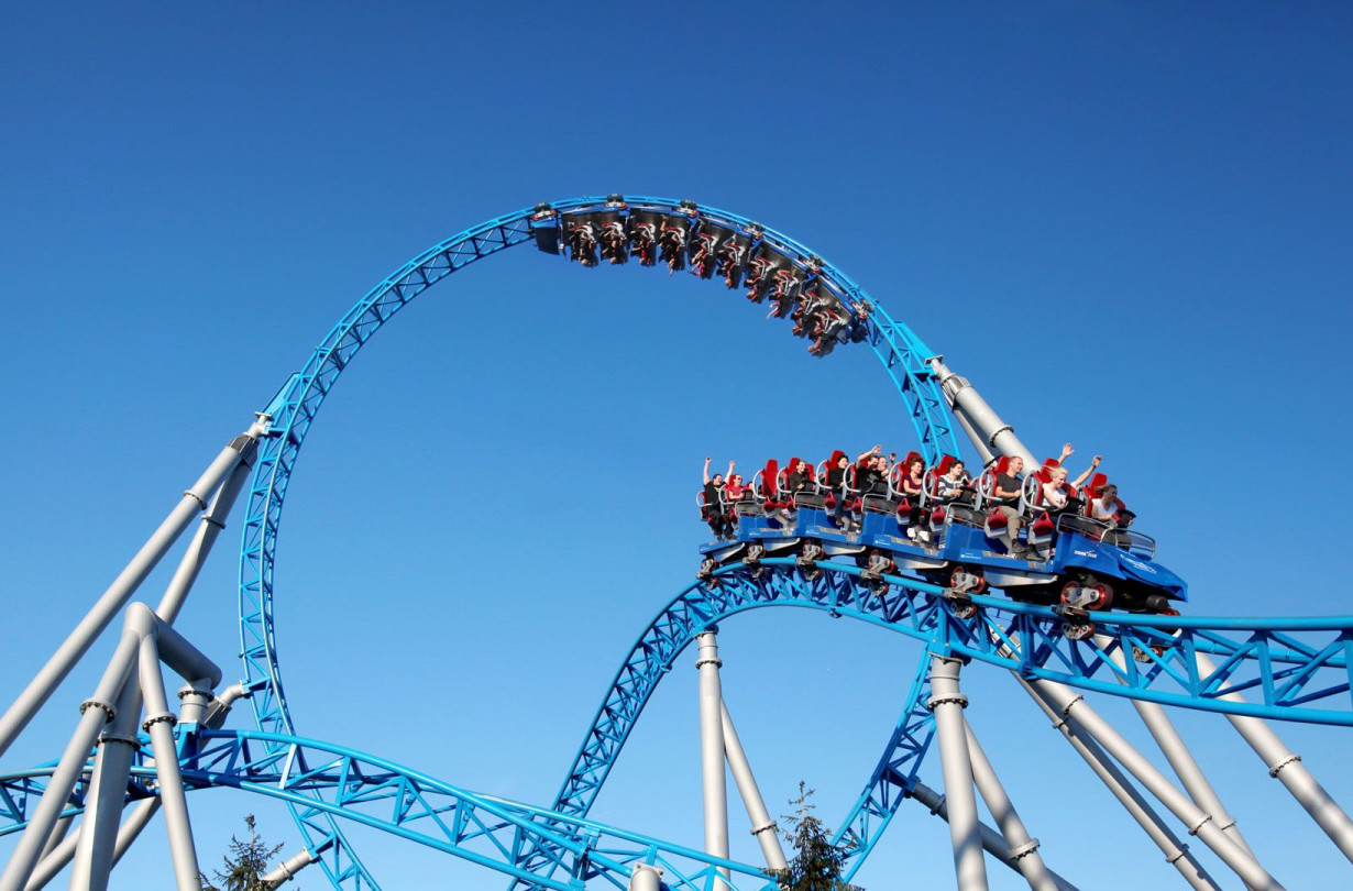 Το Voltron Nevera Θα είναι το μακρύτερο roller coaster στην Ευρώπη με μήκος 1.385 m, θα φτάνει τα 90 km/h, με την εκκίνηση πέρα από την κατακόρυφο, σε κλίση 105° -παγκόσμιο ρεκόρ. Η πορεία του περιλαμβάνει επτά αναστροφές, τέσσερις προωθήσεις περιλαμβανομένης μιας προς τα πίσω), και θα επιτρέπει, μεταξύ άλλων, να περνά συνεχόμενα 2,2 δευτερόλεπτα σε έλλειψη βαρύτητας... Europa Park