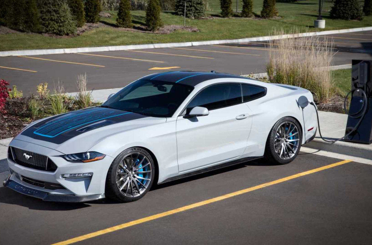 Για την ώρα όμως, η Ford Mustang, το pony car του Μπλε Οβάλ, παραμένει με κινητήρα εσωτερικής καύσης. Ford Mustang
