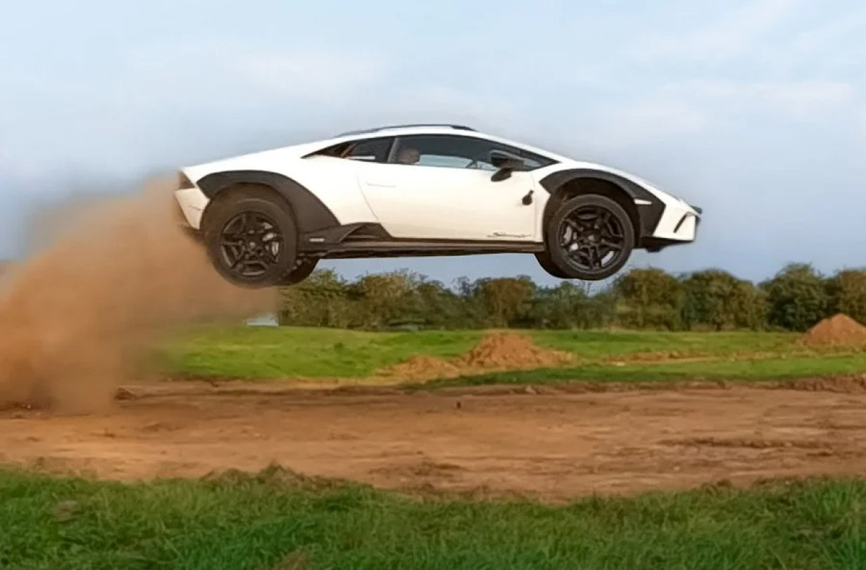 Η Lamborghini Sterrato πάει για άλμα 20 μέτρων! H Lamborghini Sterrato πάει για άλματα και για «αρκετό ξύλο».
