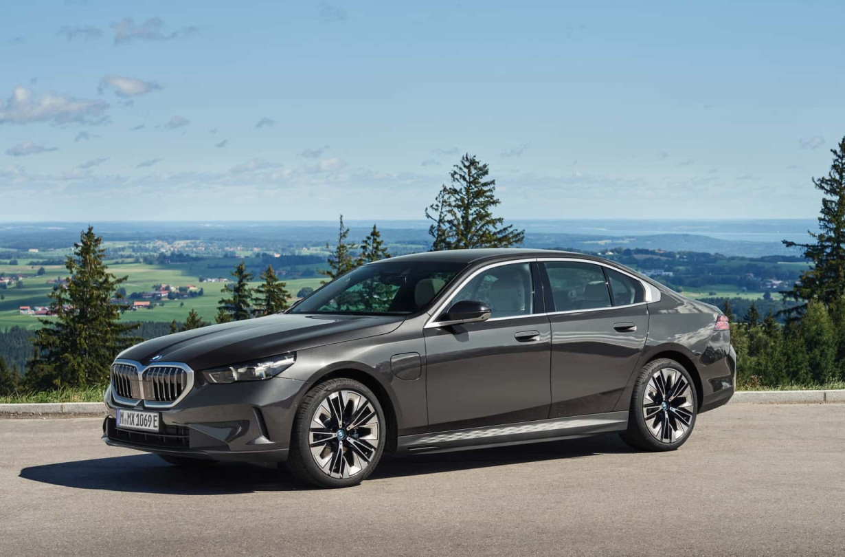 Οι νέες BMW 530e και 550e xDrive εκτός από γκάζι, χαρίζουν και ικανοποιητική αυτονομία για τα δεδομένα των PHEV, που αγγίζει τα 100 km 2023 bmw 530e and 550e Xdrive