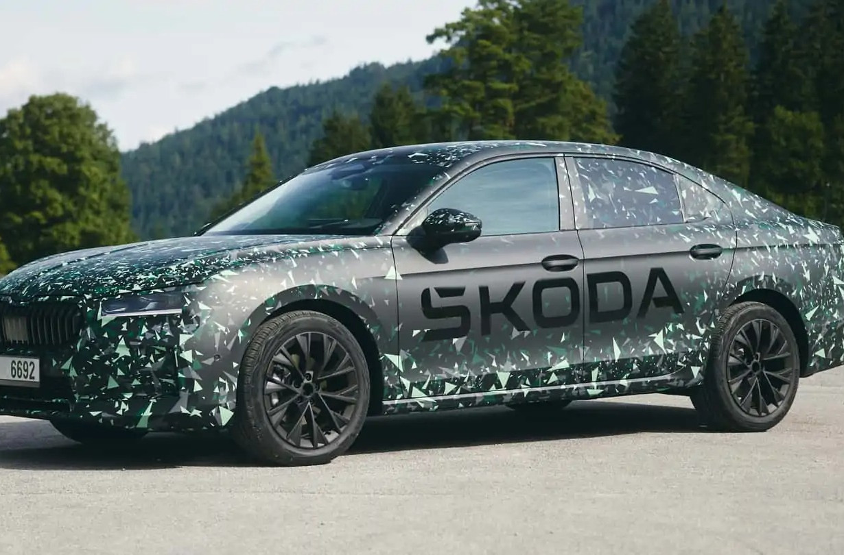 Εκτός από τις εκδόσεις Sportline και Laurin & Klement, το νέο Škoda Superb θα διατίθεται σε μια πιο νοικοκυρεμένη γκάμα που συντίθεται από τις εκδόσεις Essence και Selection. Škoda Superb Liftback 2024