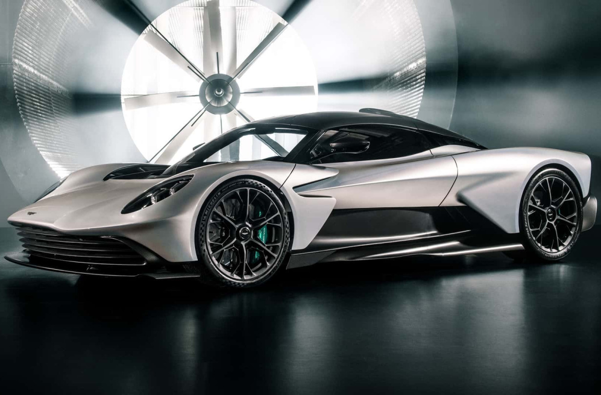 Η Aston Martin Valhalla εξοπλίζεται με έναν V8 4,0 lt, ο οποίος συνδυάζει δύο τούρμπο και τρεις ηλεκτροκινητήρες για συνολική απόδοση 997 PS Aston Martin Valhalla