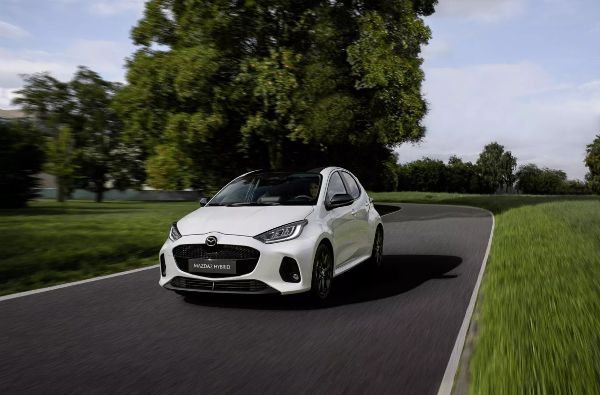 Το Mazda 2 Hybrid θα έρθει στην Ελλάδα, μάλλον μέσα στο 2024 με ένα νέο χρώμα, το Glass Blue Mazda 2 Hybrid