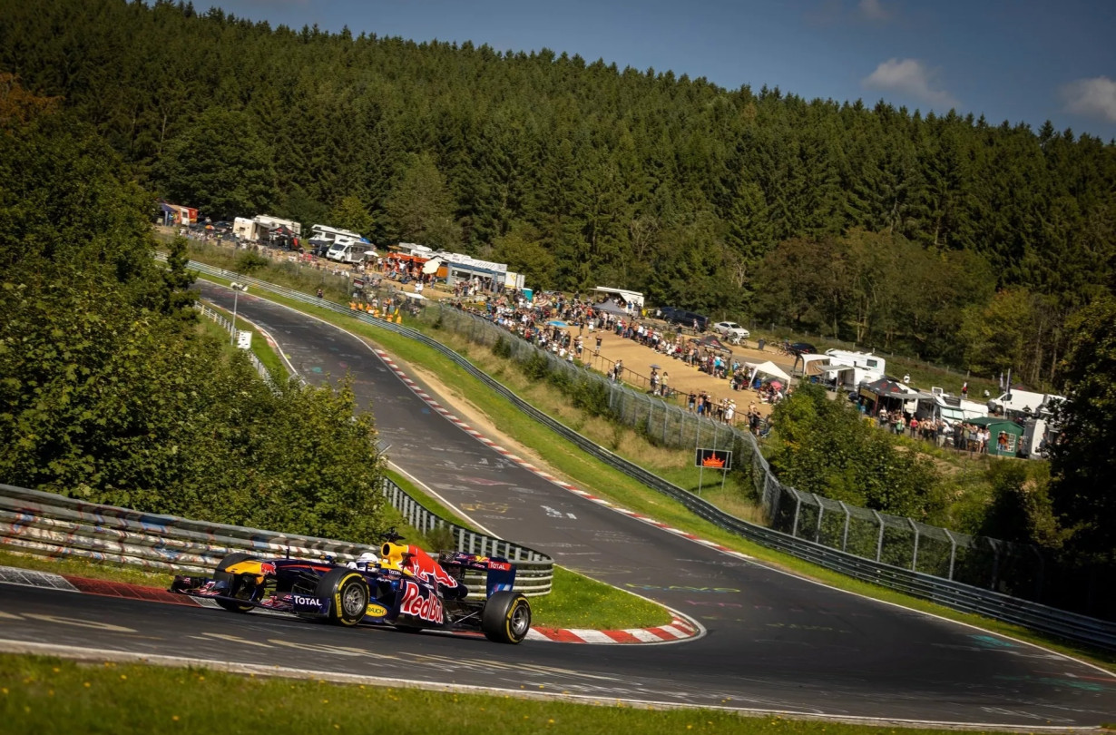 O Sebastian Vettel καθήλωσε τους θεατές που βρέθηκαν στο Nürburgring, με την Red Bull RB7 Sebastian Vettel RB7