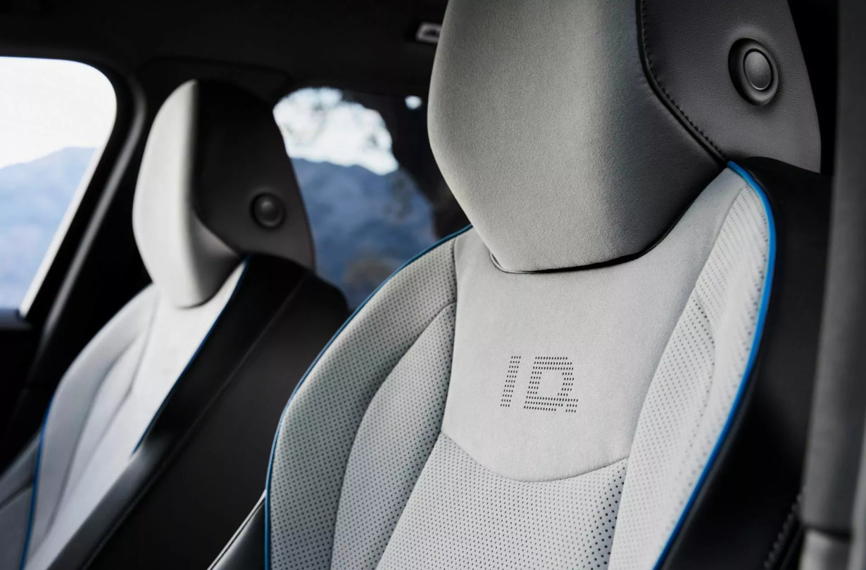 Για να φτάσουμε στα ergoActive του VW ID.7, συνεργάστηκαν φυσιοθεραπευτές, ειδικοί ορθοπεδικοί και επιστήμονες του αθλητισμού VW ID.7