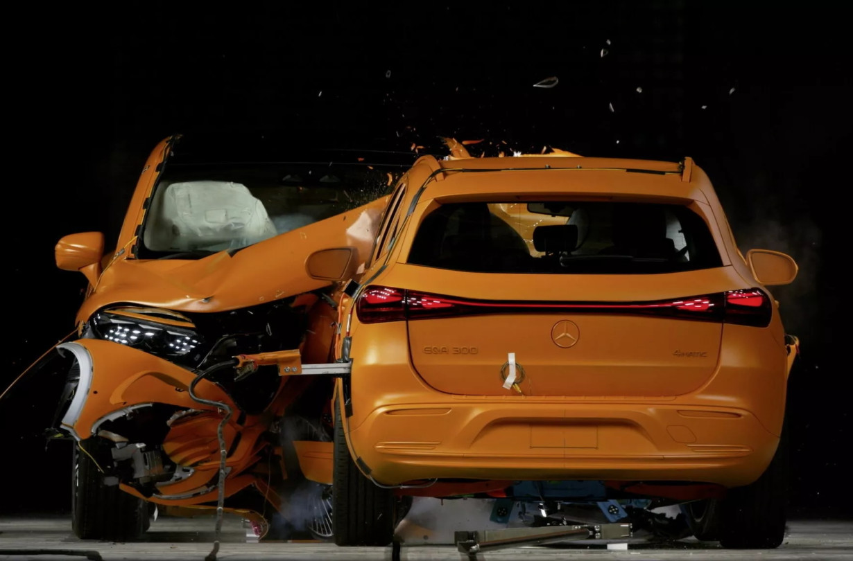 H Mercedes-Benz πραγματοποιεί δοκιμές πρόσκρουσης με δύο ηλεκτρικά μοντέλα της, για να αποδείξει ότι είναι ασφαλή στην πραγματική ζωή. Mercedes-Benz EV crash test