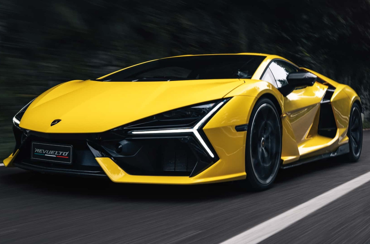 Η Lamborghini δεν βιάζεται καθόλου να αποσύρει τους θερμικούς κινητήρες από τα μοντέλα της, χωρίς αυτό να σημαίνει ότι δεν σκοπεύει να συνεχίσει τις επενδύσεις στην ηλεκτροκίνηση Lamborghini Revuelto
