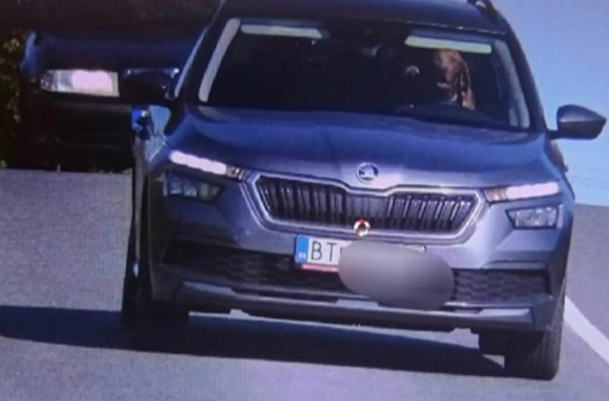 Ο οδηγός του Škoda ισχυρίστηκε πως ο σκύλος πήδηξε στην αγκαλία του δευτερόλεπτα πριν περάσουν από το σημέιο που βρισκόταν το ραντάρ Dog Driver Skoda