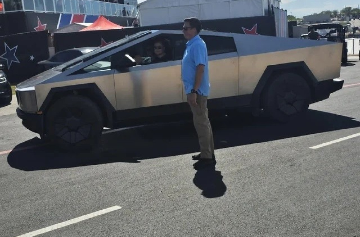 Η πρώτη δημόσια εμφάνιση του Tesla Cybertruck έγινε στο Grand Prix του Τέξας, έναν αγώνα τον οποίο παρακολούθησαν 400.000 άνθρωποι Elon Musk Drives the Cybertruck