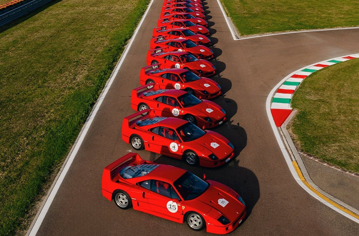 Αν το να δεις μια Ferrari F40 είναι το γεγονός της εβδομάδας, φαντάσου 40 μαζεμένες! Ferrari F40