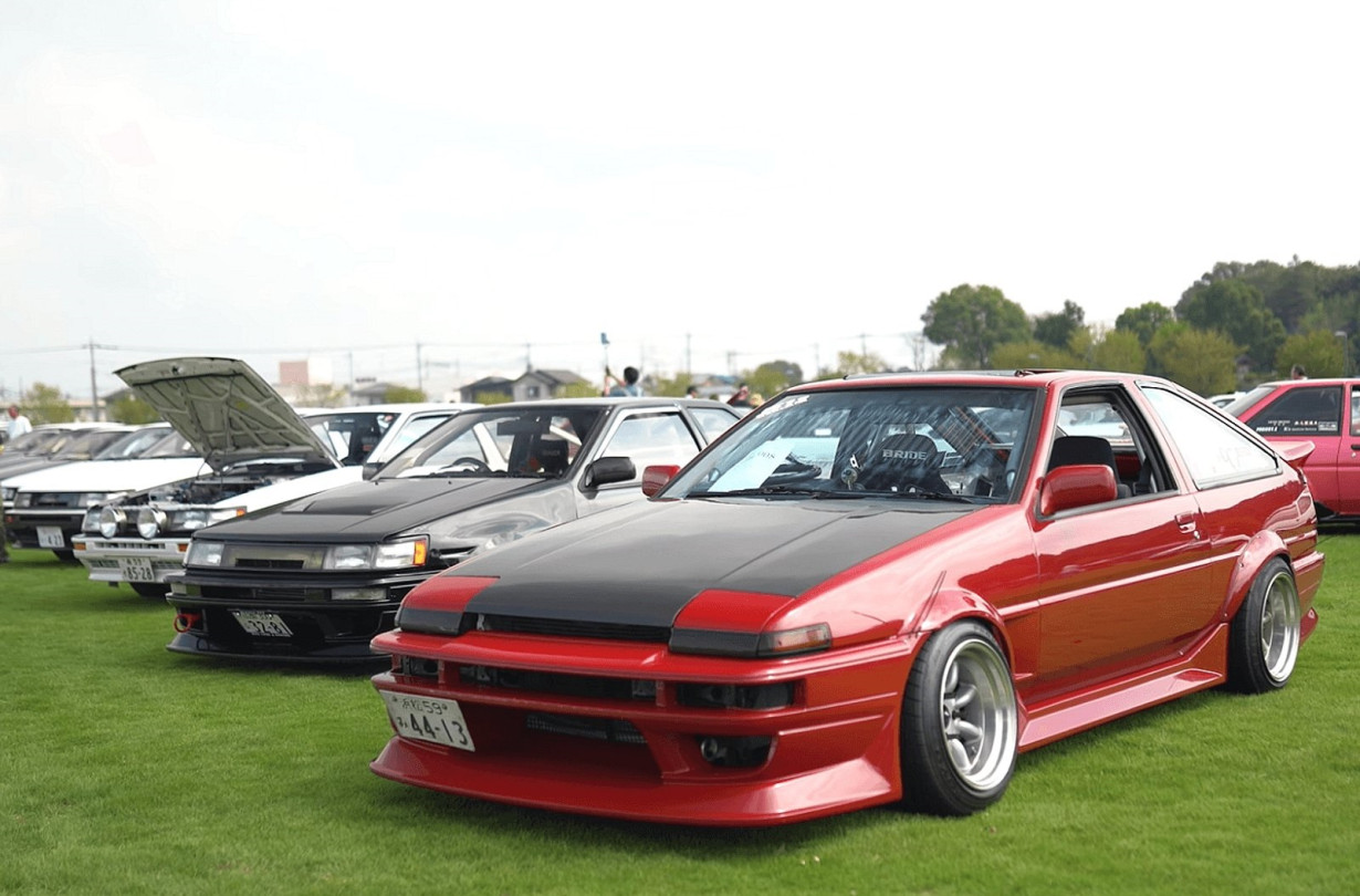 Η Toyota Corolla AE86 αγαπήθηκε όσο ελάχιστα ιαπωνικά μοντέλα. Σε πρόσφατη συνάντηση στην Ιαπωνία, συγκεντρώθηκαν περισσότερα από 300 αυτοκίνητα. Toyota Corolla AE86
