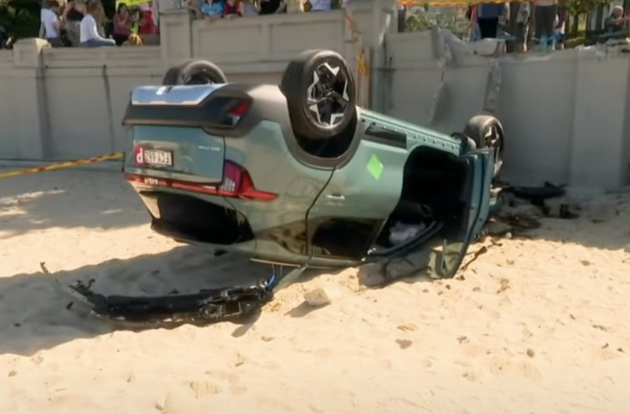 Ευτυχώς περισσότερη ήταν η τρομάρα παρά το κακό, καθώς δεν υπήρχαν λουόμενοι σε αυτό το τμήμα της παραλίας τη στιγμή του συμβάντος.  Kia Seltos