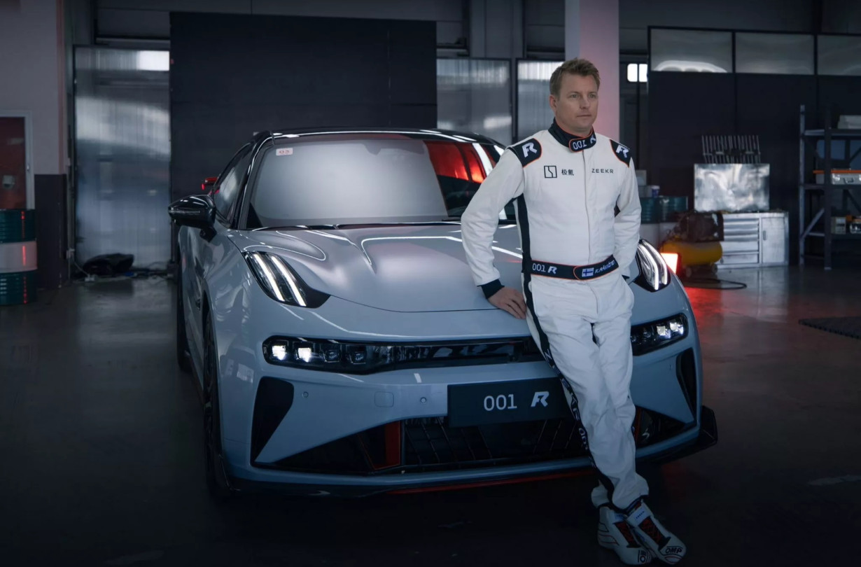 Ο Kimi Räikkönen εμπλέκεται ενεργά στη βελτίωση του πλαισίου και των επιδόσεων του Zeekr 001 FR των 1.265 PS. Kimi Räikkönen