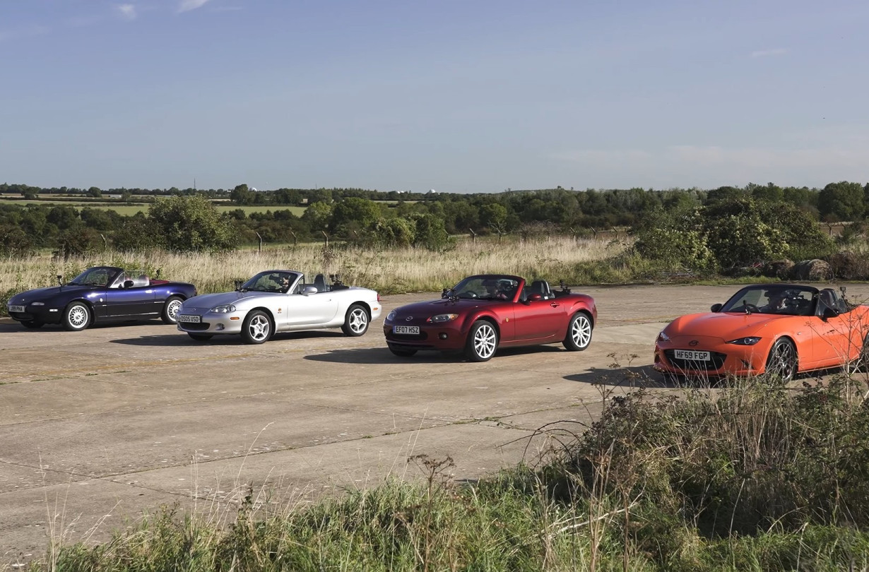 Τέσσερις γενιές MX-5 Miata από τέσσερις διαφορετικές δεκαετίες διασταυρώνουν τα ξίφη τους σε μια ενδοοικογενειακή σύρραξη. Mazda MX-5 Miata