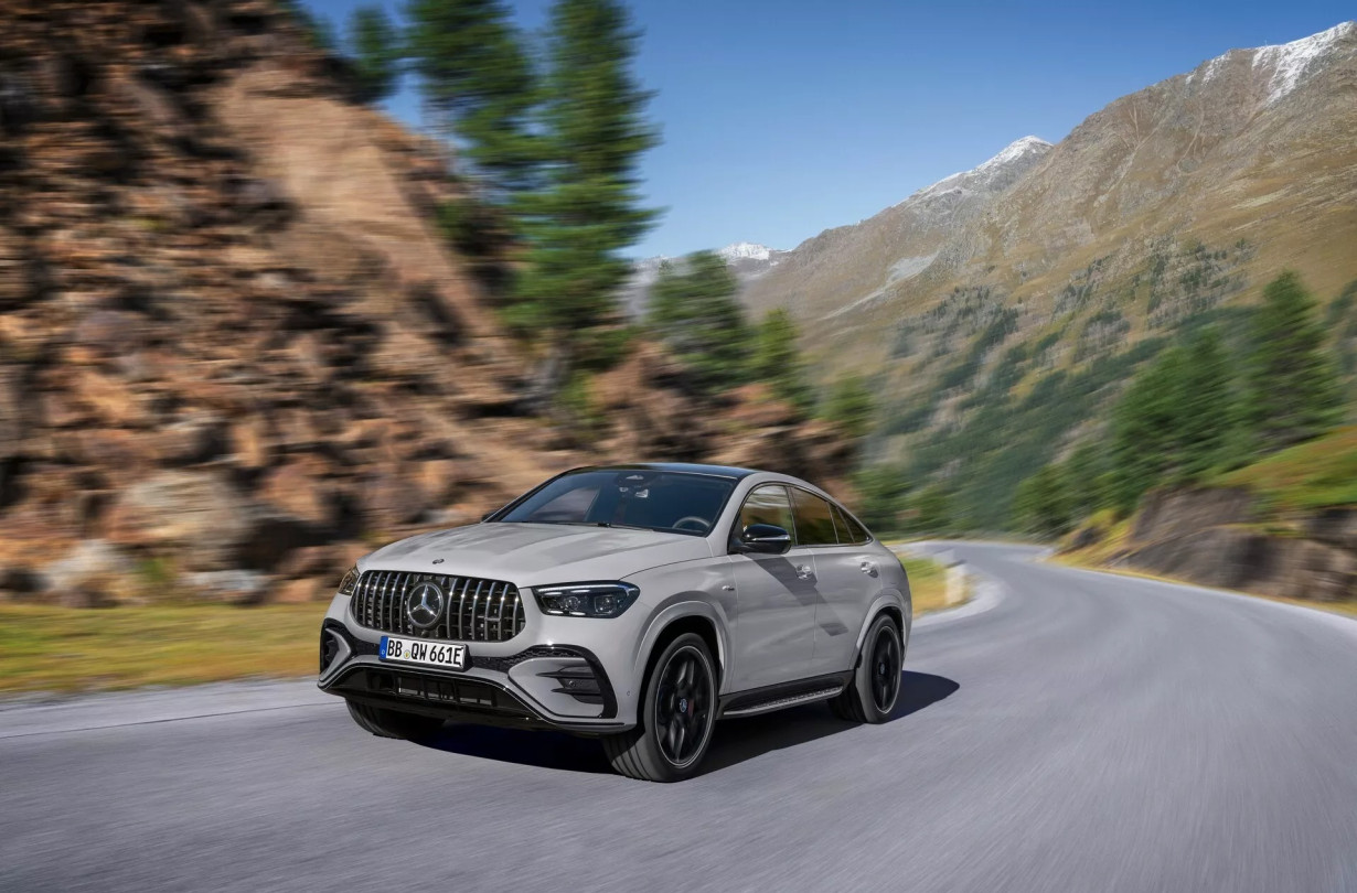 Η Mercedes-AMG GLE 53 Hybrid με τους 543 PS και τα 749 Nm ροπής ολοκληηρώνει το σπριντ 0-100 km/h σε 4,7", με την τελική της ταχύτητα να περιορίζεται στα 250 km/h Mercedes-AMG-GLE-53-PHEV