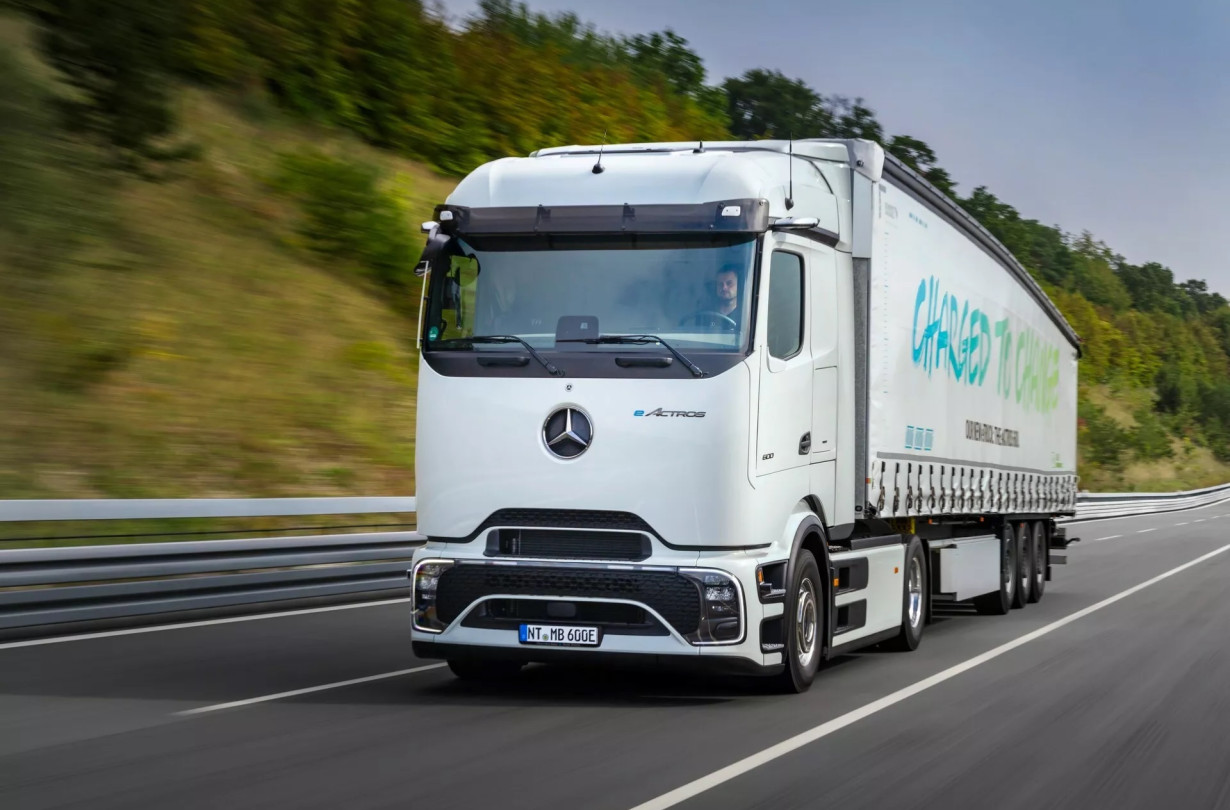 Η Mercedes-Benz δηλώνει ότι το eActros 600 μπορεί να καλύψει άνετα αποστάσεις μεγαλύτερες των 1.000 km ημερησίως. Mercedes eActros 600 EV